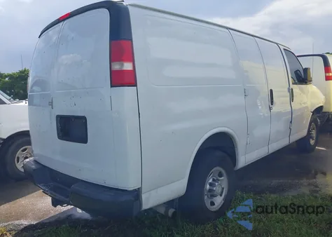 2017 Chevrolet Express 2500 Work Van z USA, uszkodzony, nr VIN 1GCWGAFF2H1107757